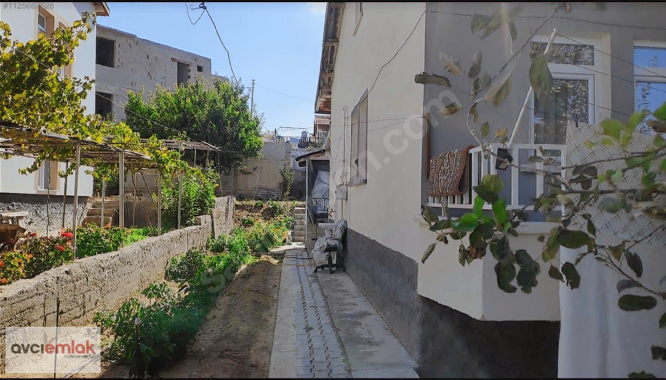 3 KATLI 4+1 MÜSTAKİL BAHÇELİ EV